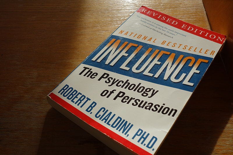 Influence: The Psychology of Persuasion : Cialdini, Robert B.:  : Libros