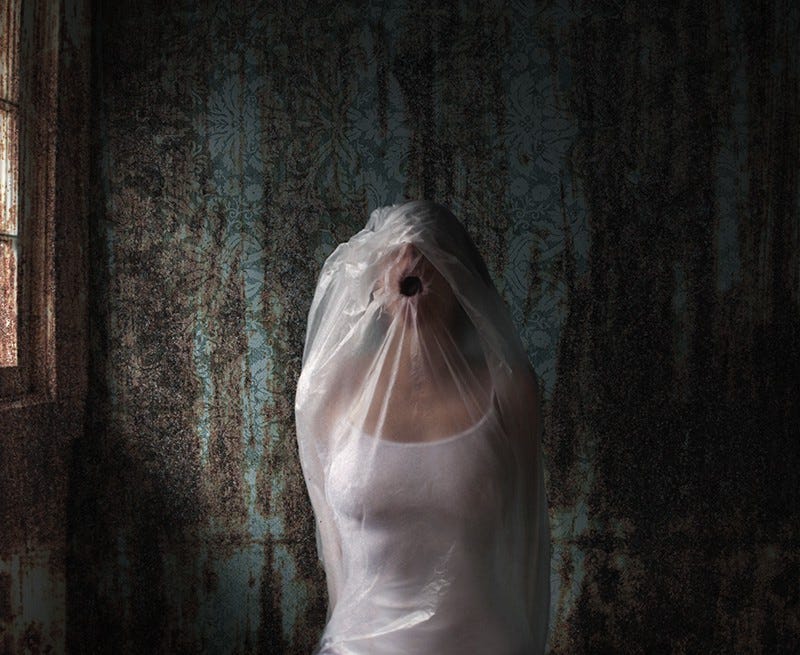 Девушкой задушены пакетом. Полиэтиленовый пакет на голове. Женщина с пакетом на голове. Девушкой задушены пакетом. Девушка с пакетами.