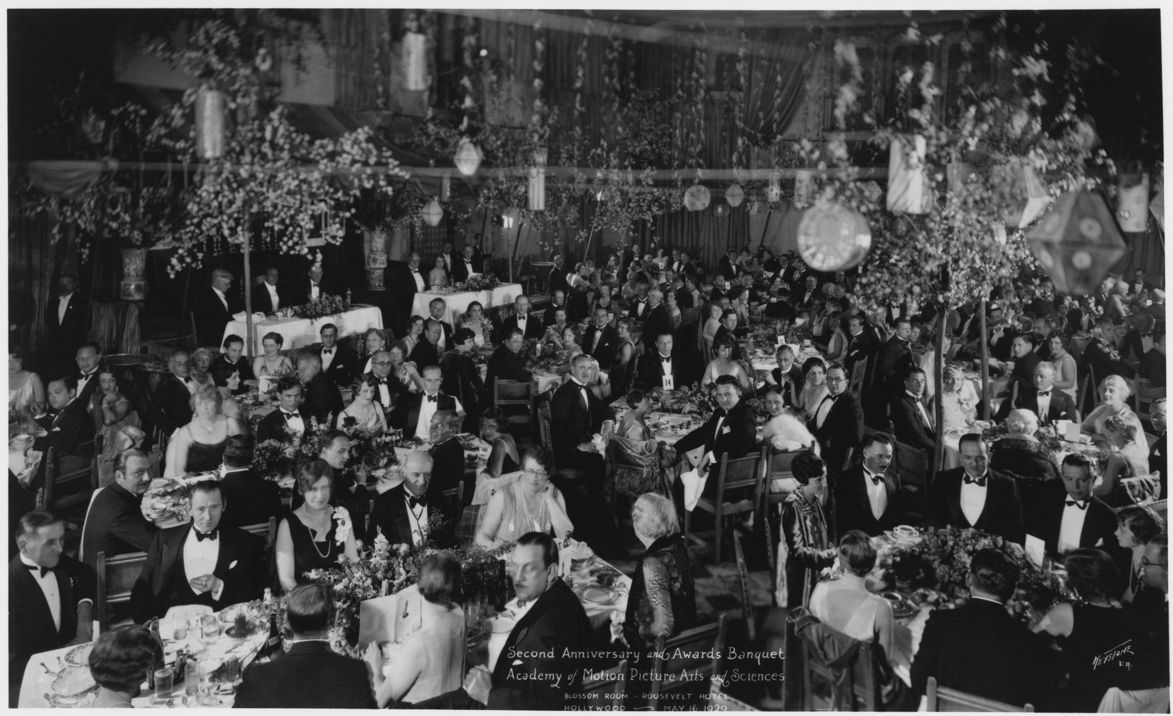 1929 год был назван годом. Первая церемония Оскар 1929. Премия Оскар 1929. 1929 Году в голливудском отеле Hollywood Roosevelt. Награждение Оскар 1929.