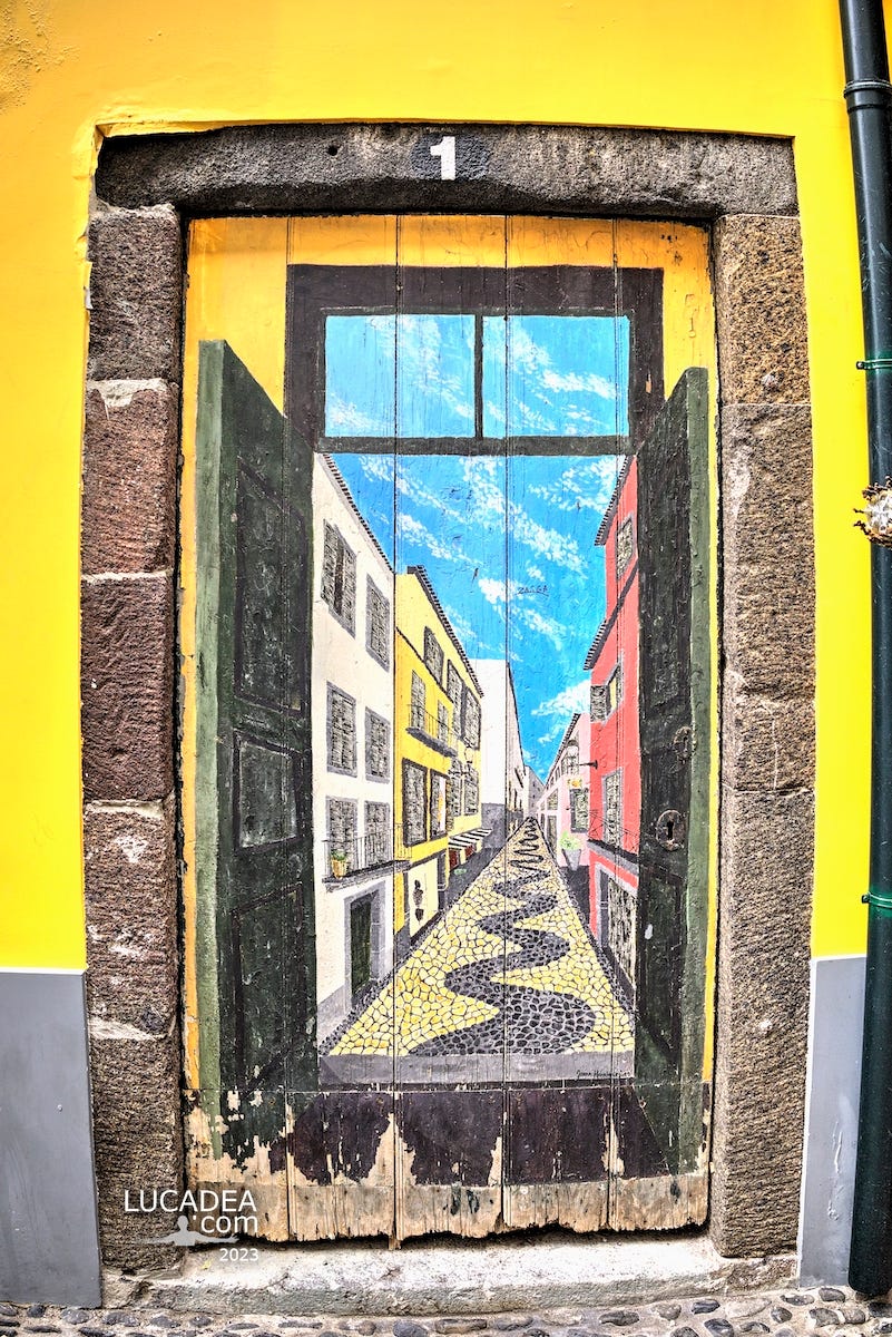 Uno dei portoni dipinti di via Santa Maria a Funchal