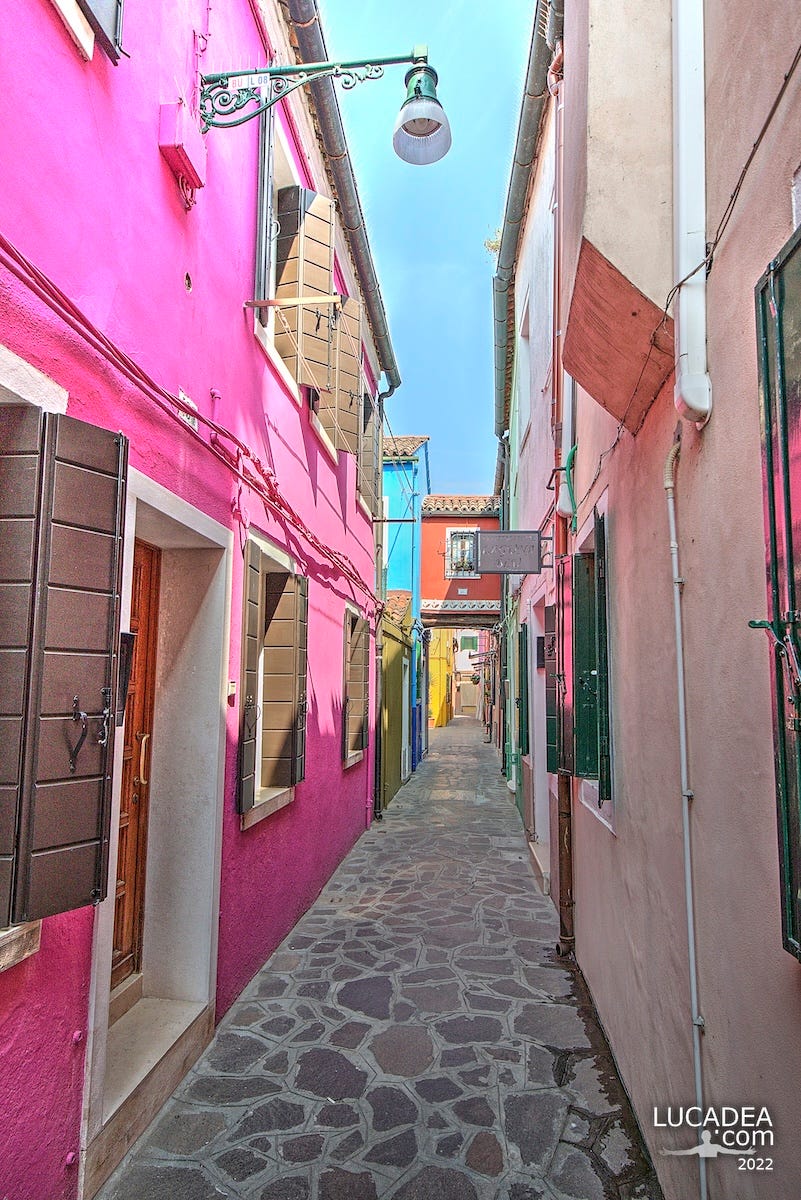 Un vicolo colorato pastello nell’isola di Burano