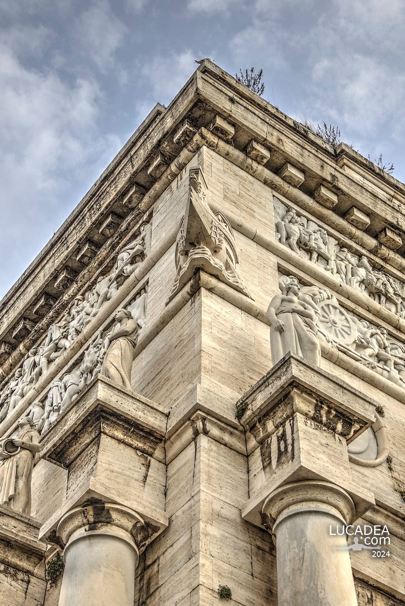 Alcuni dettagli dell’Arco della Vittoria di Genova