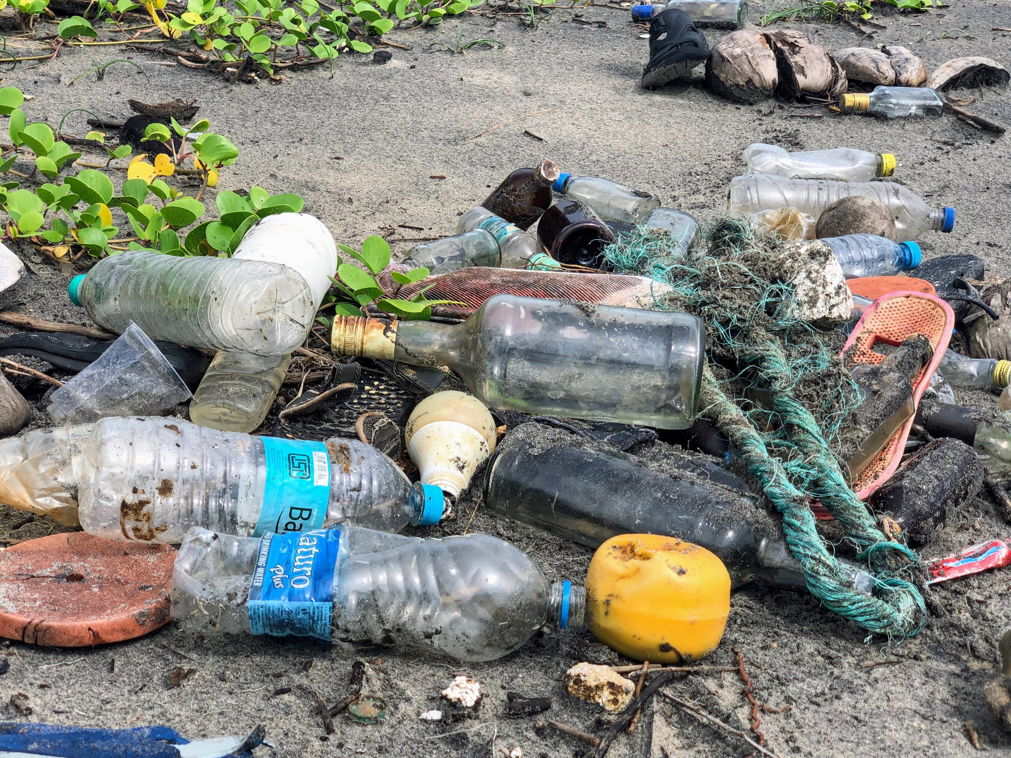 Botellas, cubiertos, bolsas… Este es el plástico desechable que