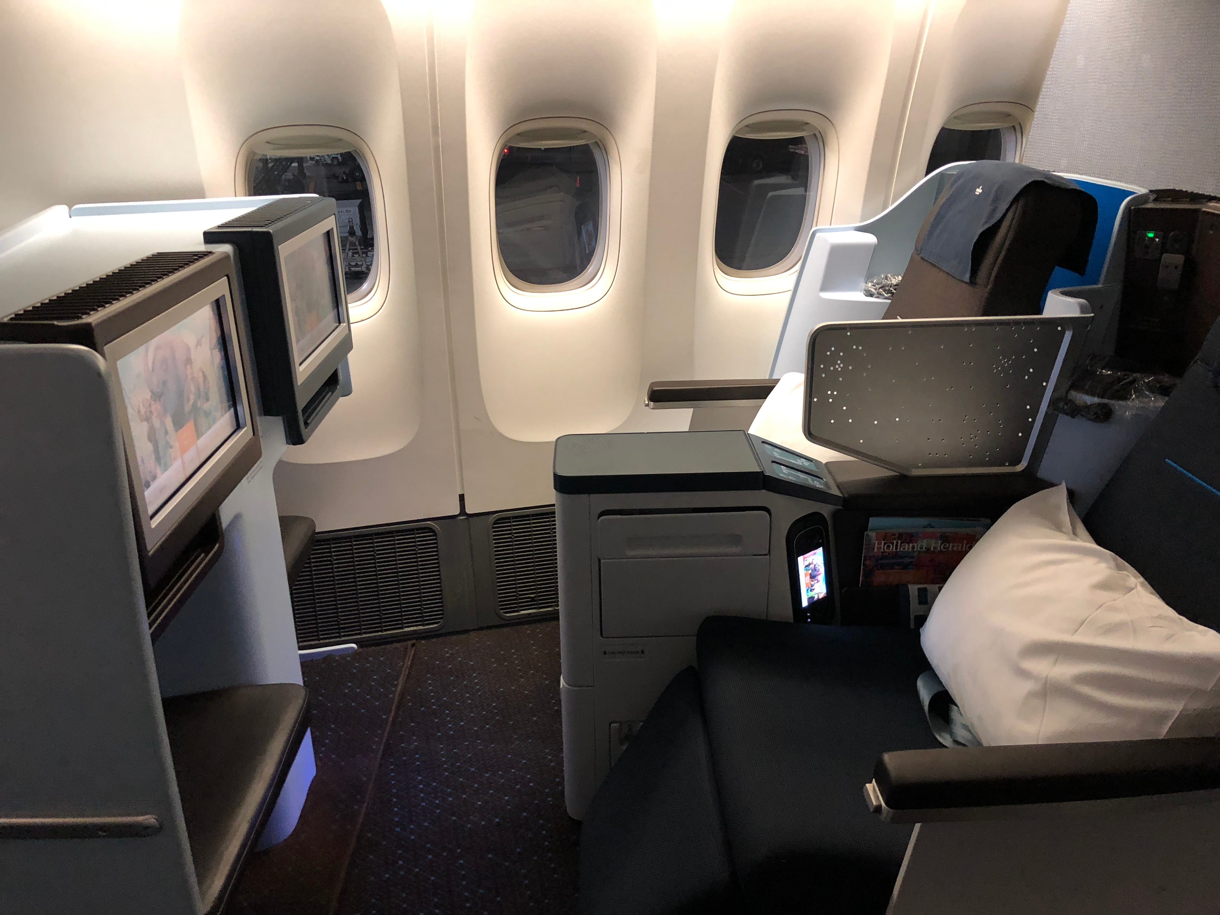 Review: KLM Business Class 777 Bali Denpasar — Singapore | by Jonathan  Hillebrand | Travelcheats | Medium