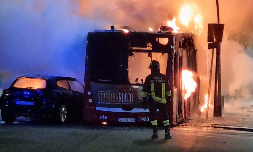 Un autobus e un’auto si scontrano a Roma, morto il conducente della Volkswagen Scirocco