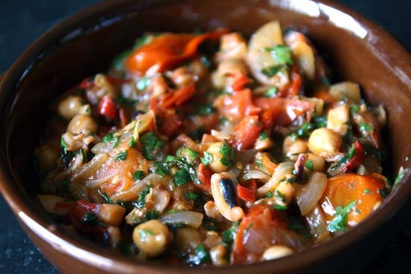 “Pisto” alla siciliana con polpo, peperoncini dolci, peperoncini piccanti, acciughe, ceci, pomodoro…