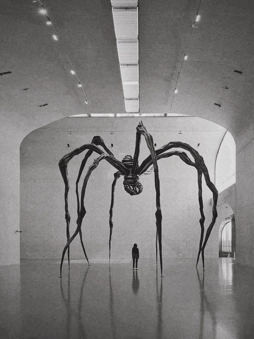 Louise Bourgeois’in Maman’ı: Annelik, Korku ve Beden Üzerine Sessiz Bir Çığlık