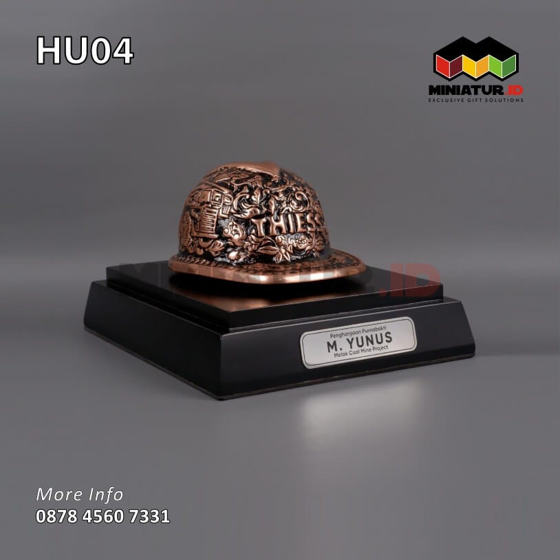 Souvenir Helm Ukir Thiess | Miniatur ID