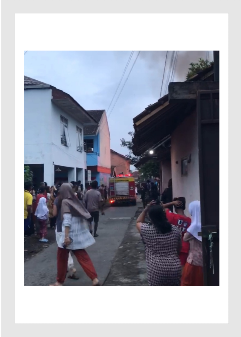 Petugas pemadam kebakaran Kabupaten Garut tiba di lokasi kejadian, Kp. Sindanggalih, Kamis 7 Mei 2026.