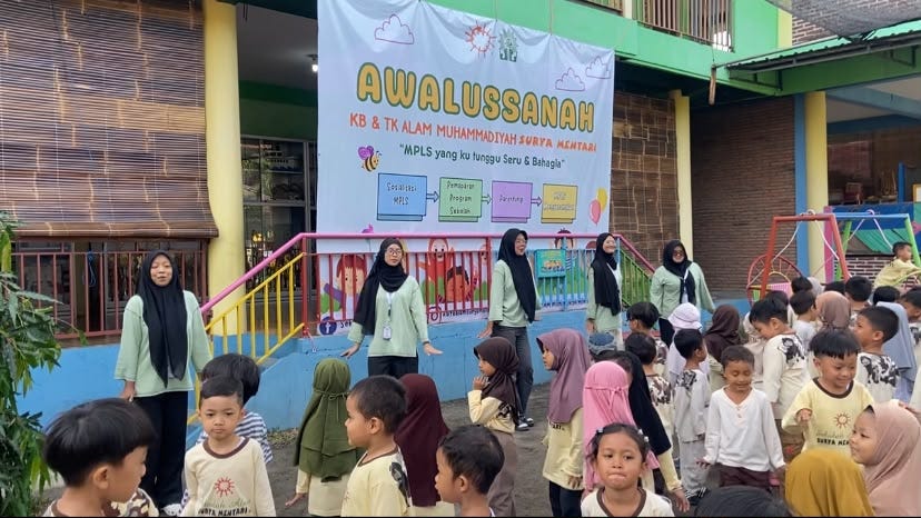 Lewat PLP, Mahasiswi PG-PAUD UMS Dampingi Pembiasaan Stretching Pagi di Sekolah