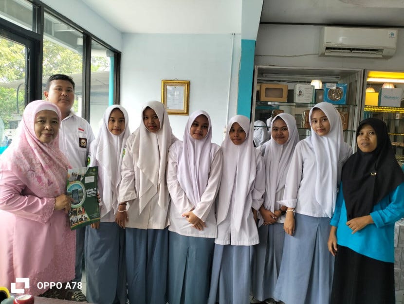 Menjalin Sinergi Dunia Usaha dan Pendidikan, MAN 2 Bantul Serahkan Siswa PKL di Sholawat Bakery