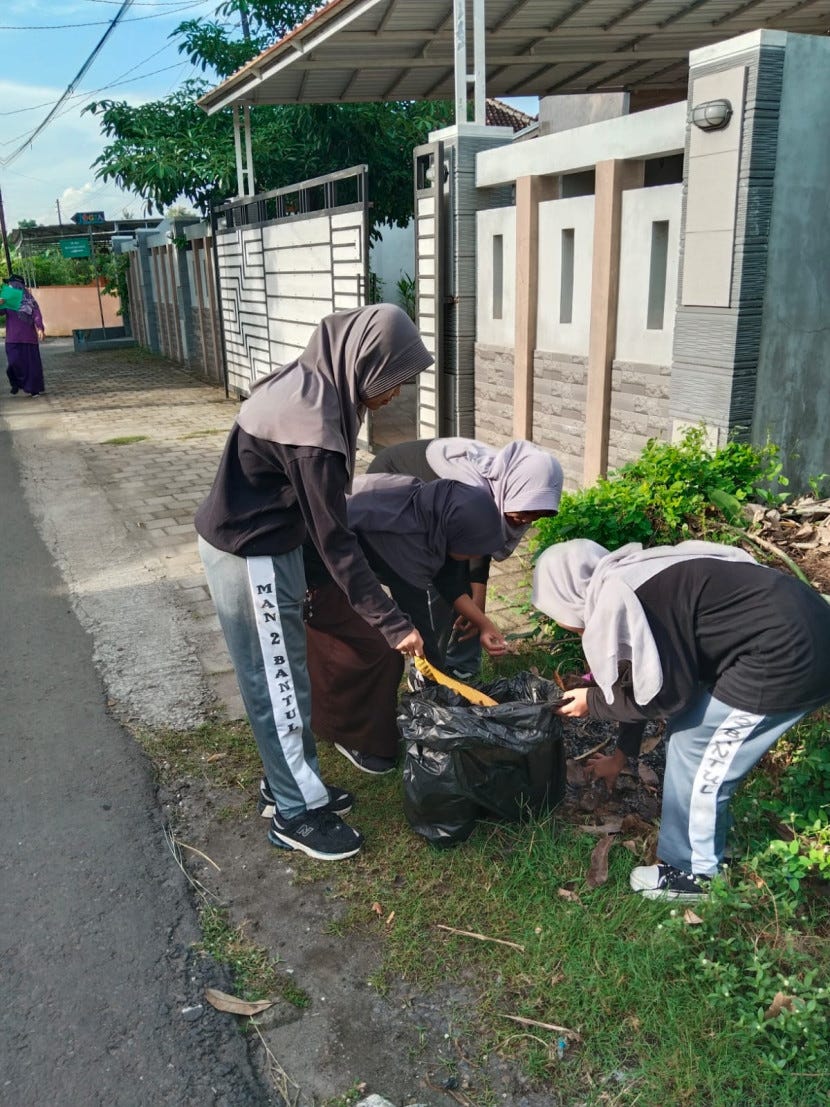 Gelaran Jum’at Bertasbih MAN 2 Bantul: Jalan Sehat dan Aksi Peduli Sampah