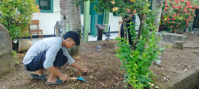 Kebersihan Sebagian Iman: Aksi Nyata Tim Kebersihan MAN 2 Bantul: Bersih-Bersih Taman Madrasah