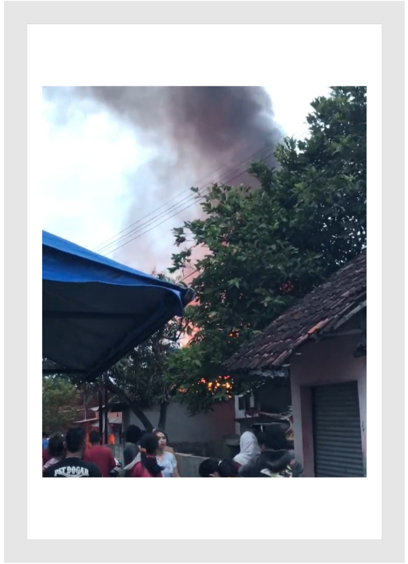 Kepulan asap hitam tebal terlihat membumbung dari permukiman warga di Kp. Sindanggalih, Tarogong Kidul, Garut.