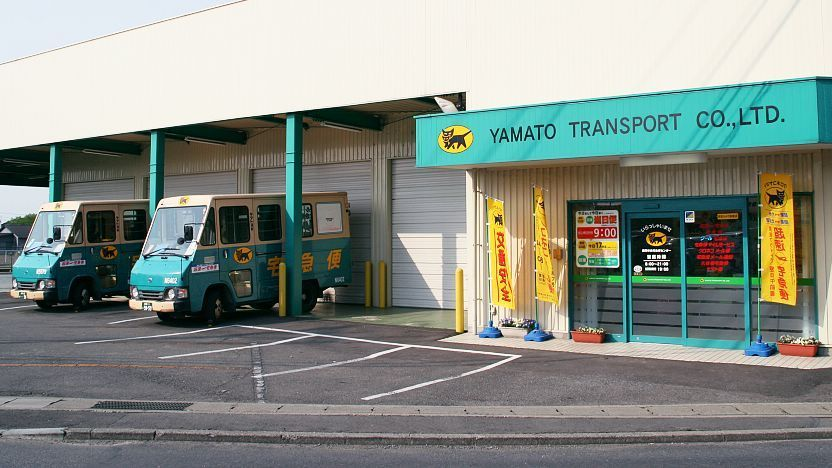 Kantor Yamato Transport dan deretan mobil Takkyubin — Sumber: japan-guide.com