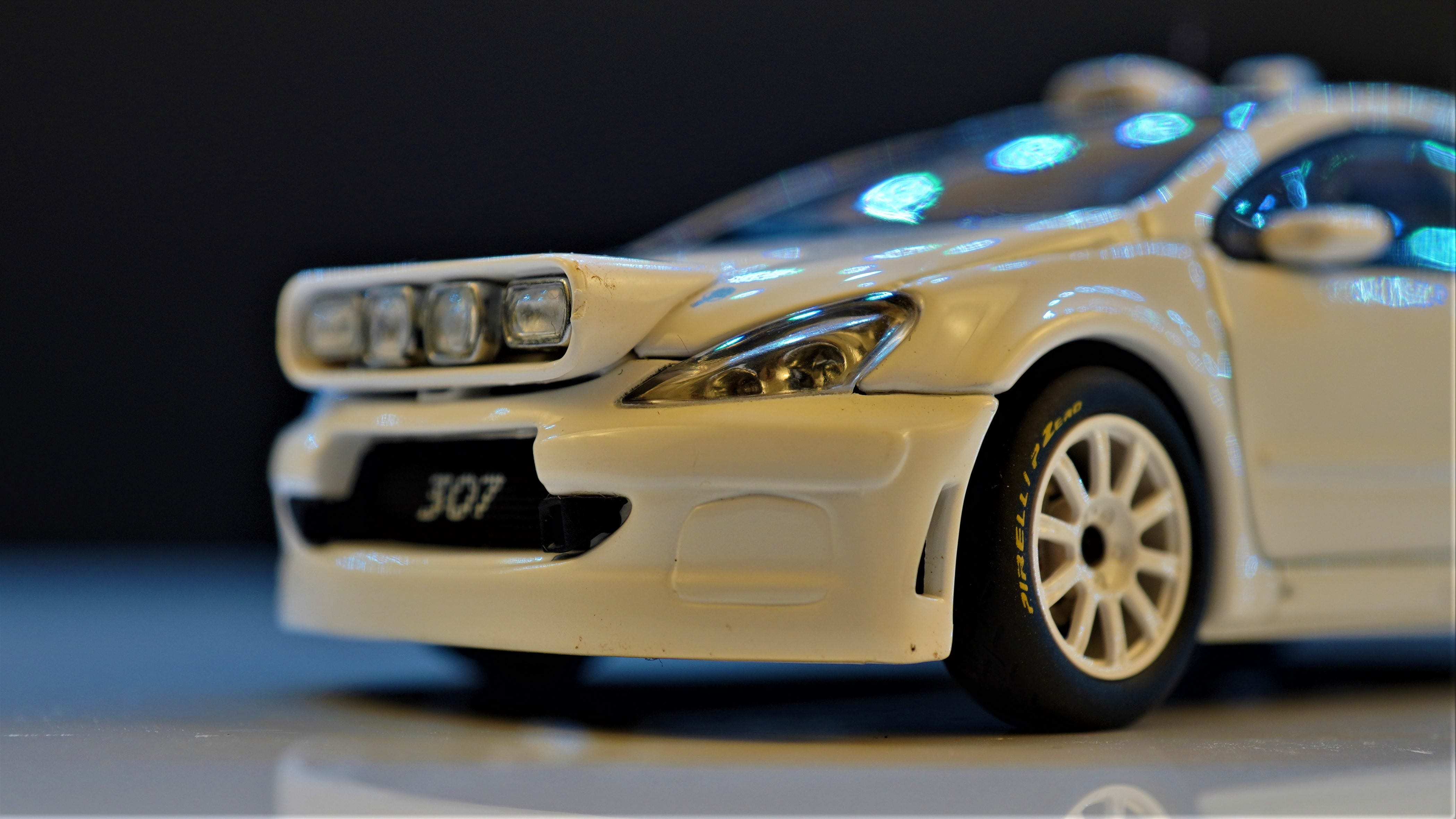 2003 Peugeot 307 WRC 1:43 – Coche de competición blanco a escala
