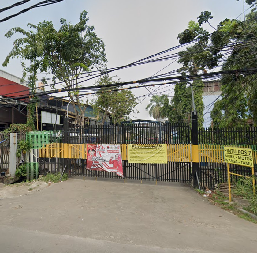 Pagar tinggi dengan pengamanan yang ketat