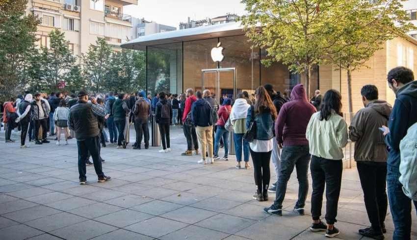 Apple’ın 57 Bin TL’lik telefonunu almak için saatlerce sıra beklediler