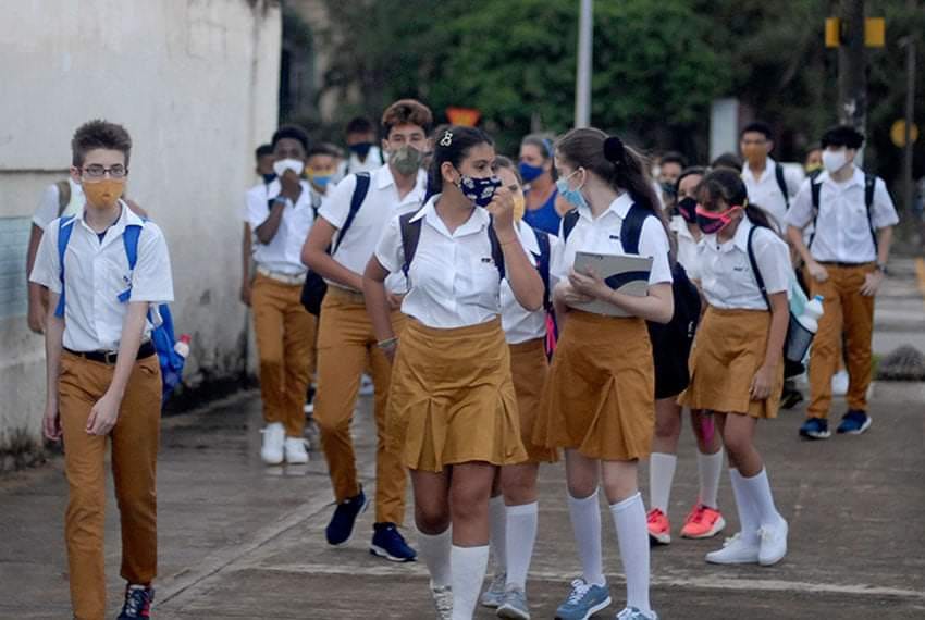 El uso del uniforme escolar no será obligatorio en la capital | by Revista  Pionero | Revista Pionero | Medium