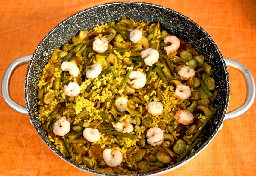 Riso con porri, carciofi, funghi, asparagi selvatici e gamberi