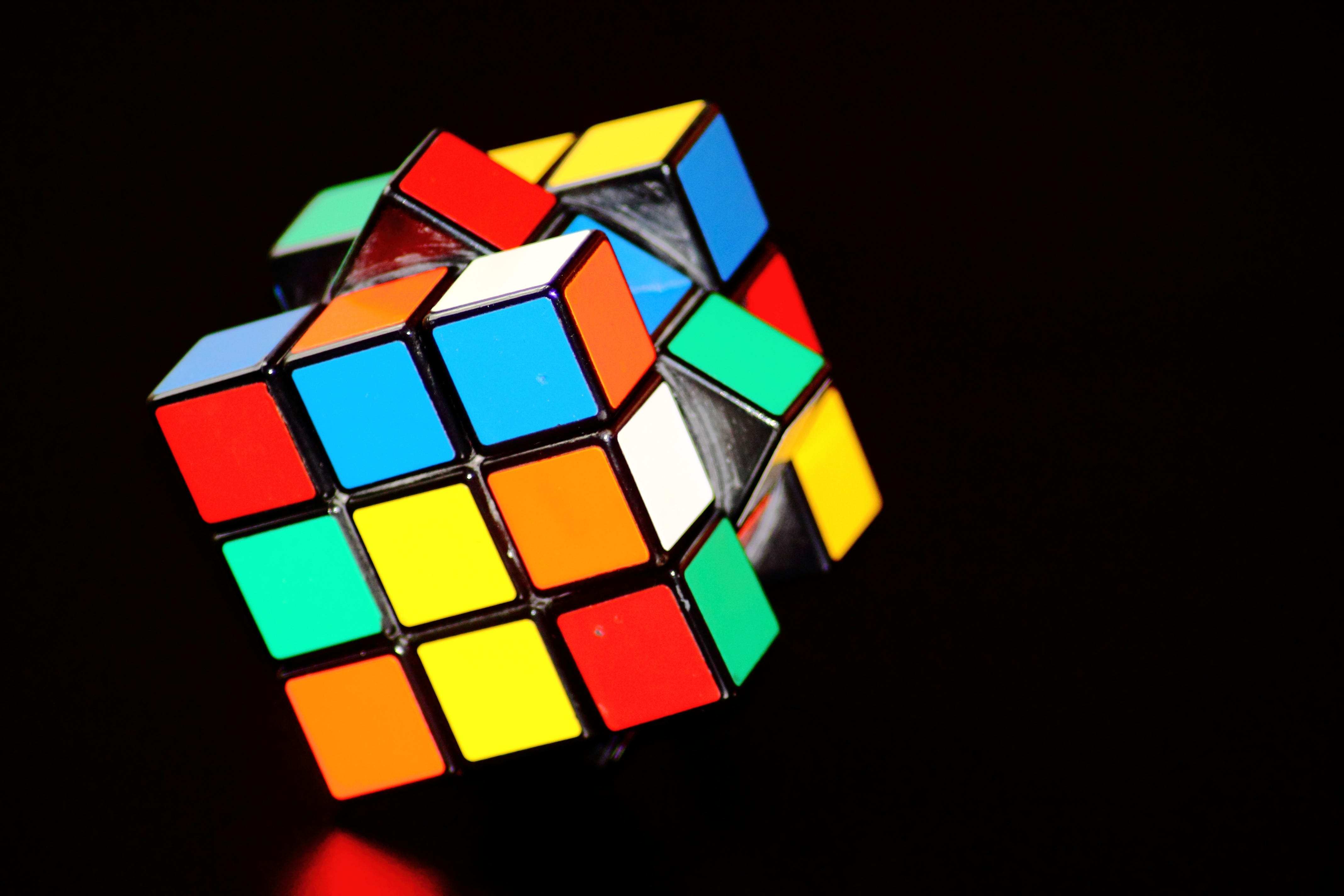 Tutorial de como resolver o cubo mágico passo 4 (de 7). Passo 4