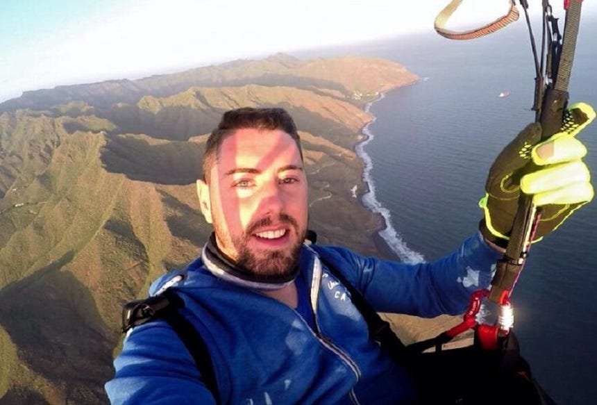 Un vlogger a murit după ce a sărit de la 50 de metri, iar parașuta nu i s-a deschis