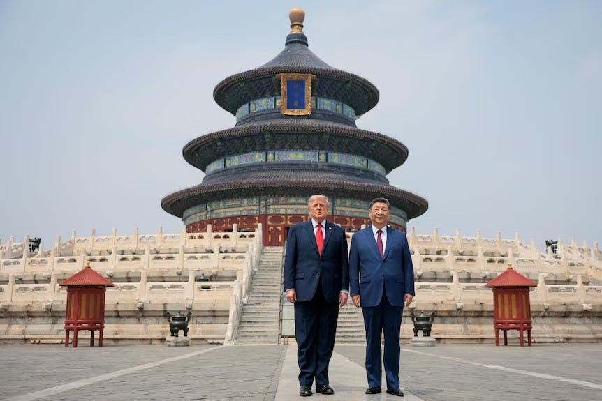 Presiden AS Donald Trump dan Presiden China Xi Jinping berdiri bersama saat mengunjungi Temple of Heaven di Beijing, China. (sumber: ABC News)