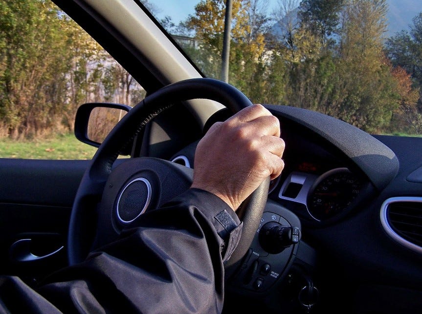 How Manual Car Driving Lessons Can Boost Your Confidence on the Road