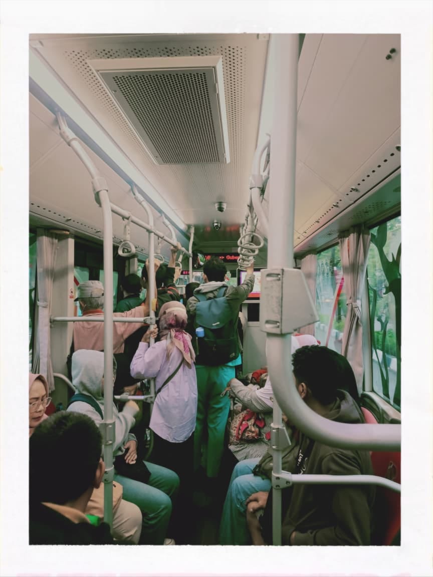 Menatap Wajah Indonesia dari Jendela Suroboyo Bus R4