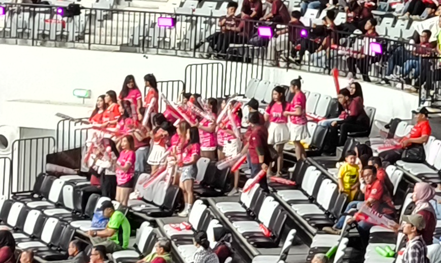 Cheerleader di Indonesia Arena pada Final Proliga 2024. Dokumentasi pribadi.