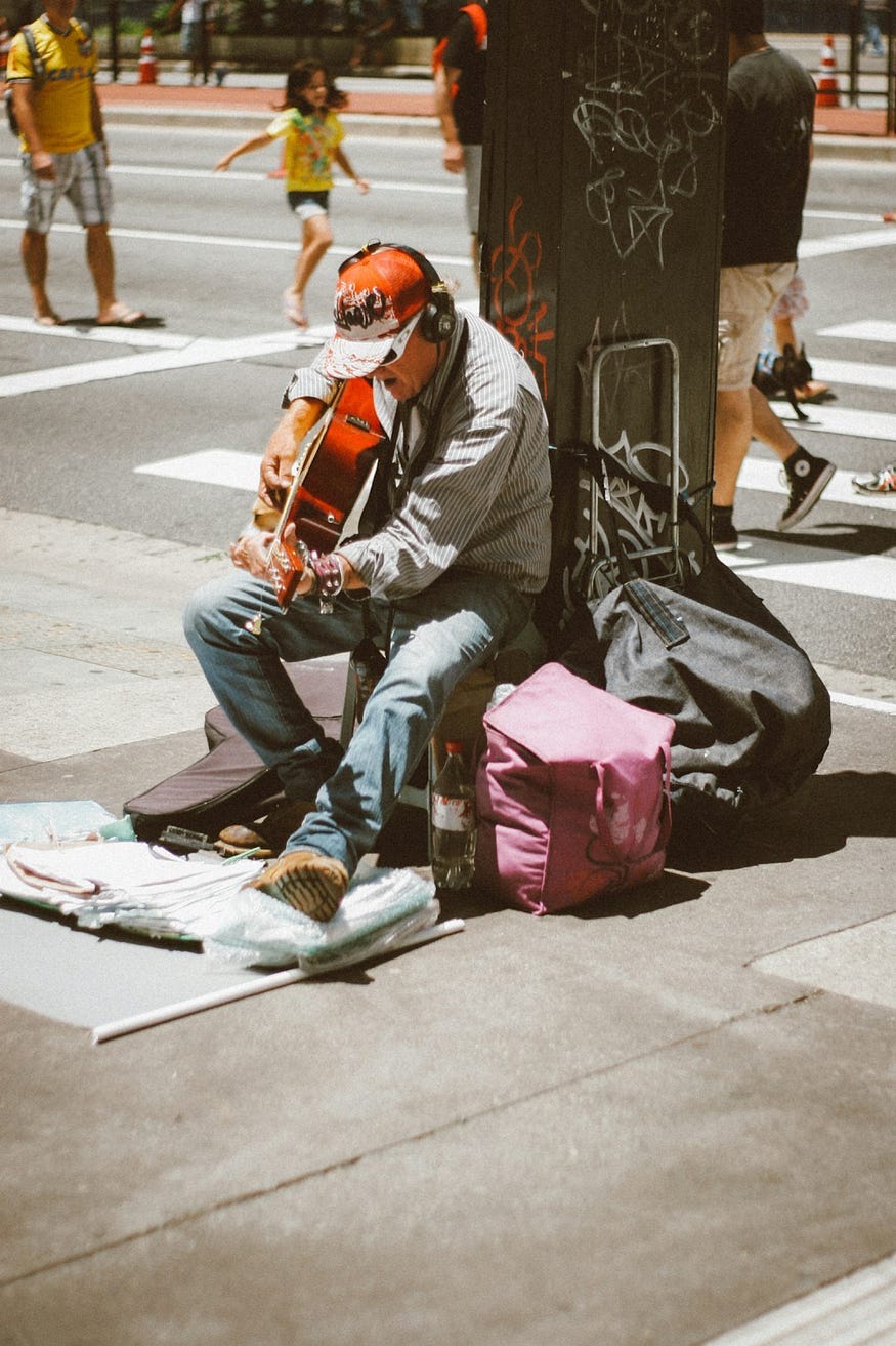 Músico de rua se apresenta na Paulista. Foto: Talles Alves/ Unsplash