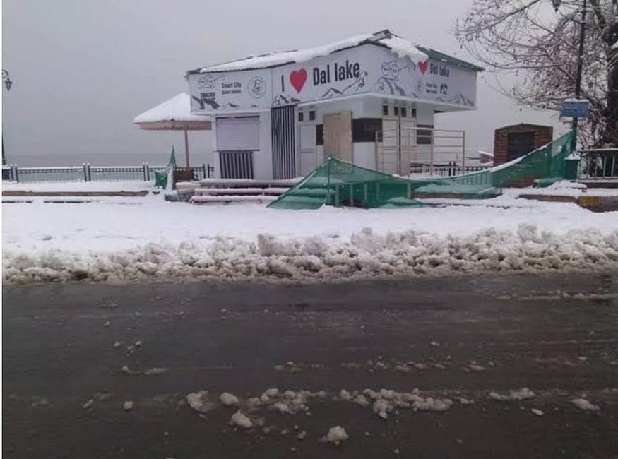 LooCafè: Elevating the Dal Lake Experience with Comfort and Convenience Amidst Winter’s Snow.