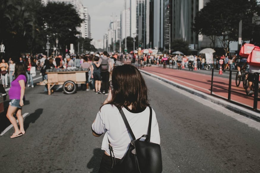 Público ocupa a Paulista em dia sem carros. Foto: Monique Carrati/ Unsplash