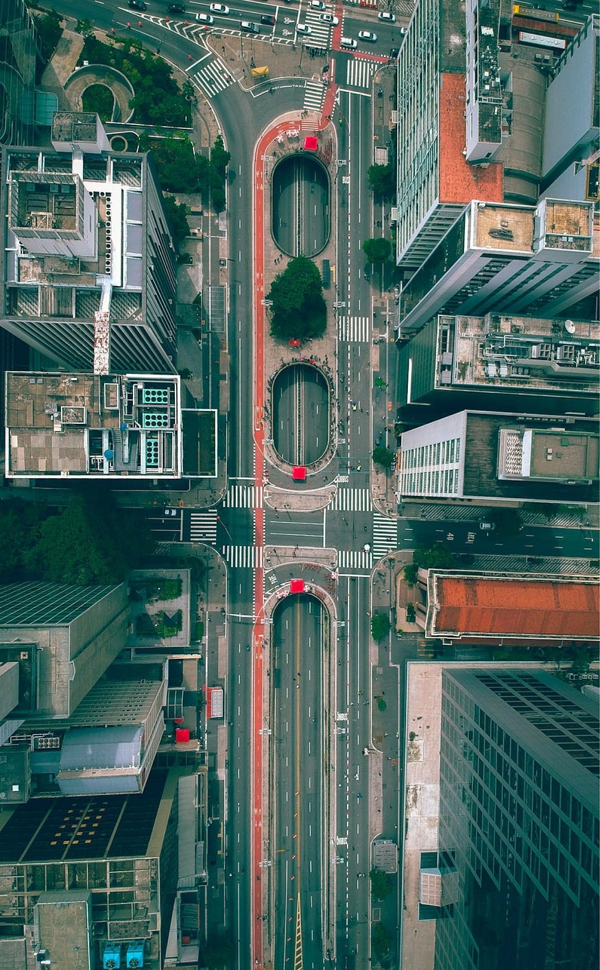 Um dos trechos da Paulista visto de cima. Foto: Gabriel Ramos on Unsplash