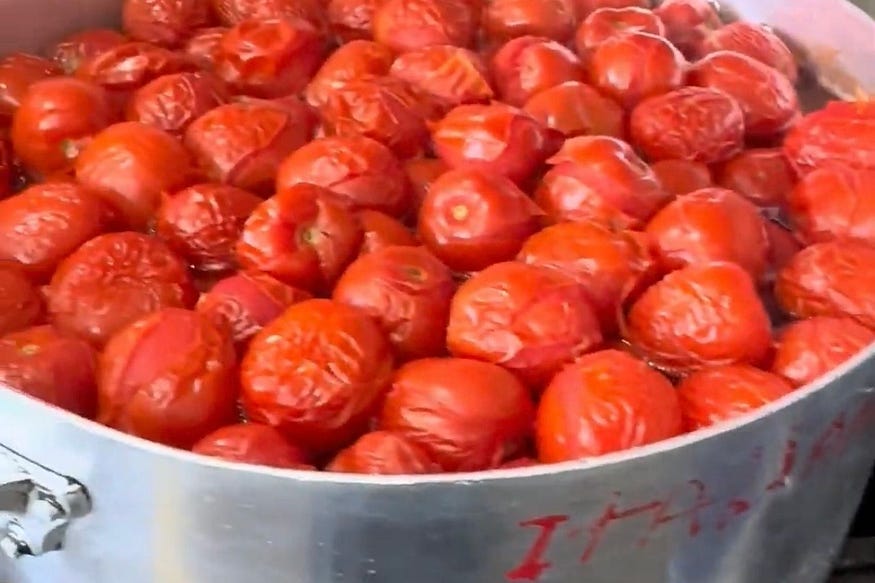 Molho de tomate para os produtos da barraca italiana. Foto: Luiza Matarozzi