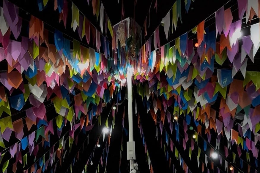 Decoração com bandeirinhas na Paróquia do Calvário. Foto: Luiza Matarozzi
