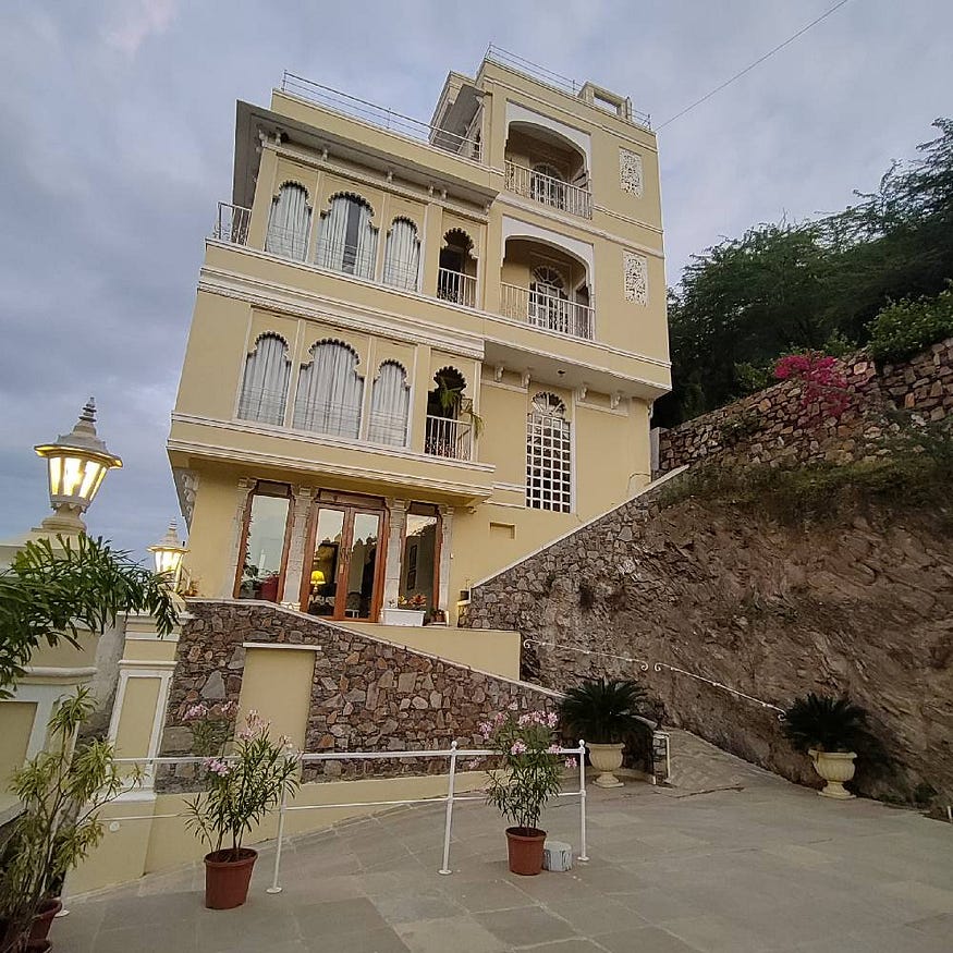 book budget hotel in udaipur