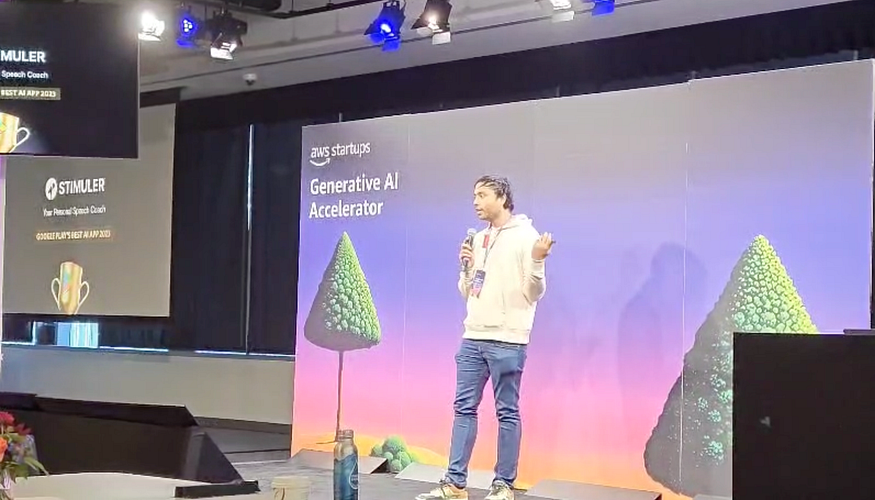 Akshay pitching Stimuler at the Seattle GAIA Meetup