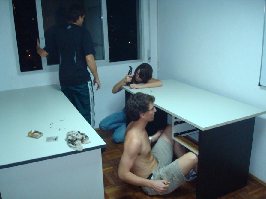 Preparando la primera oficina de Abstracta con Matías y su esposa.
