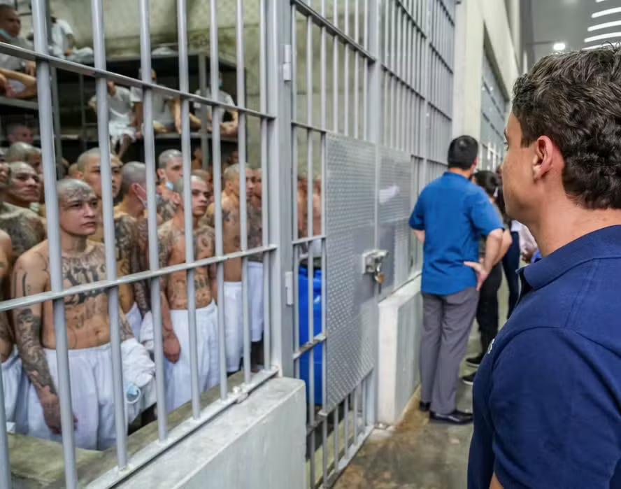 Em novembro de 2025, Nikolas Ferreira (PL) visitou o Centro de Confinamento do Terrorismo (CECOT), em El Salvador, maior prisão das Américas. As políticas de combate ao crime do presidente Nayib Bukele, criticadas por entidades de direitos humanos e observadores internacionais, são um modelo para Nikolas e uma parte da direita brasileira. (Reprodução/Instagram)