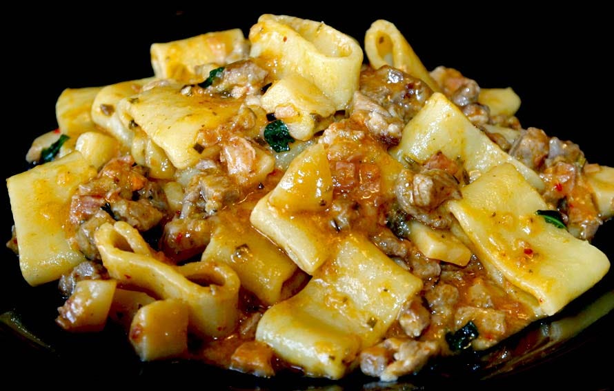Calamarata al ragù giallo di capocollo, patate e basilico