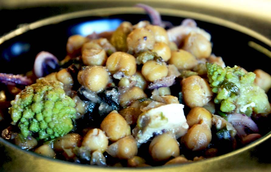 Ghiotta di calamari e pescespada con ceci e broccolo romanesco