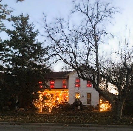 크리스마스 조명이 있는 오래된 빅토리아풍 주택