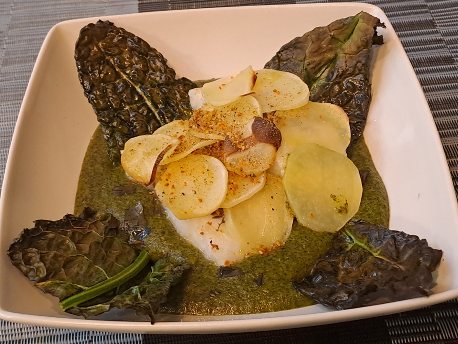 Vellutata di cavolo nero con filetto di merluzzo in crosta di patate