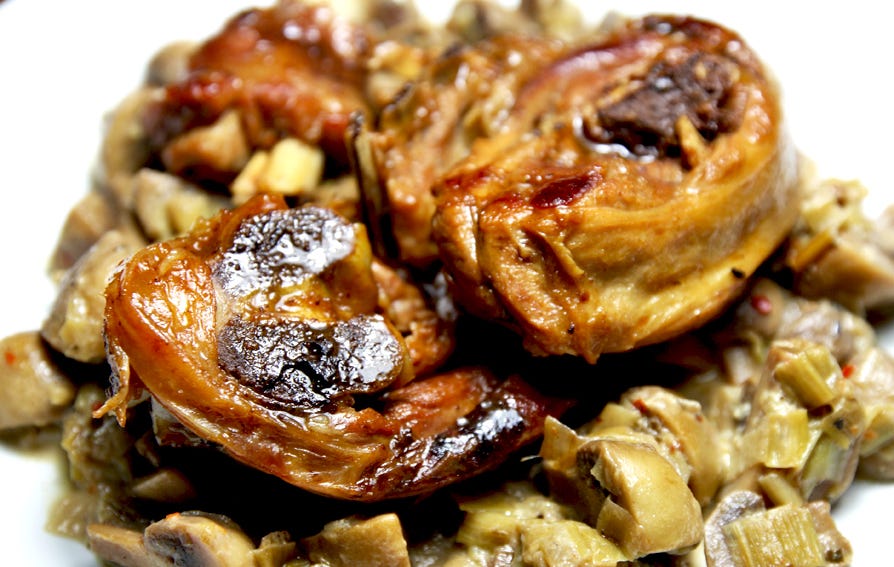 Stinco di agnellone con porri e funghi