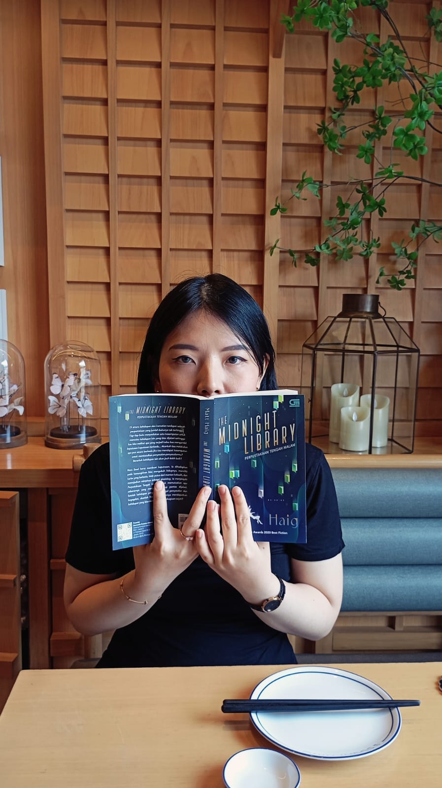 Penulis dan novel The Midnight Library — sumber pribadi