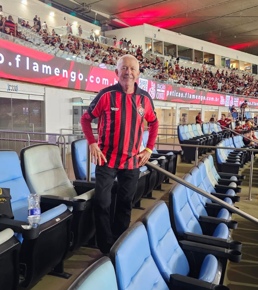 A diretoria do Vitória homenageia Sena em um jogo contra o Flamengo, em 2026, quando lhe presenteou com uma camisa comemorativa