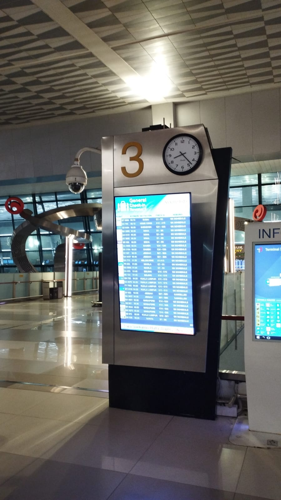 Waktu di Terminal 3 menunjukkan pukul 20.23