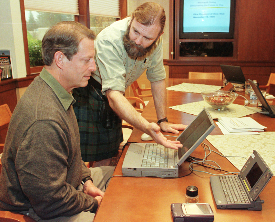 Dressed in his finest kilt, Bill Hill demonstrates how ClearType transforms onscreen readability to former Vice President Al Gore.