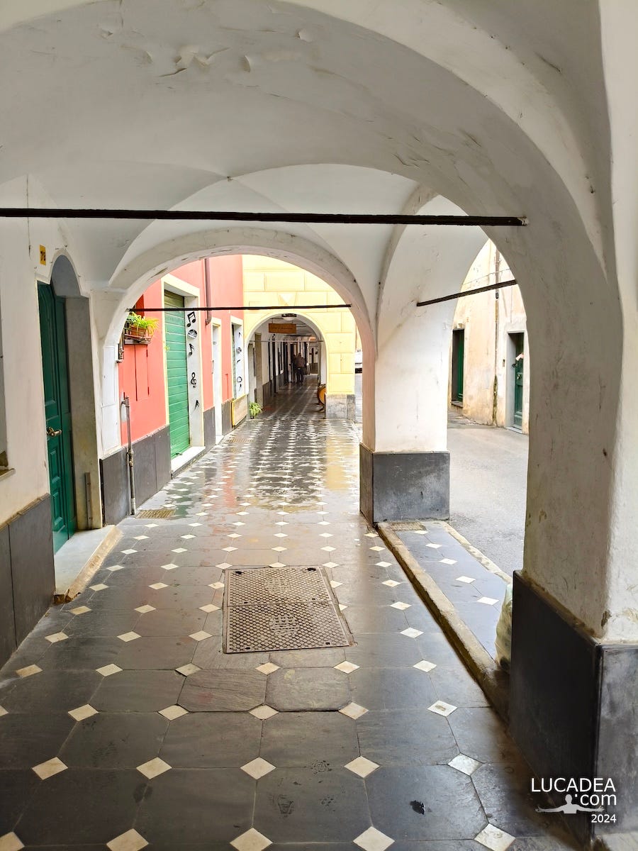 Portici in ardesia di via Dante a Lavagna